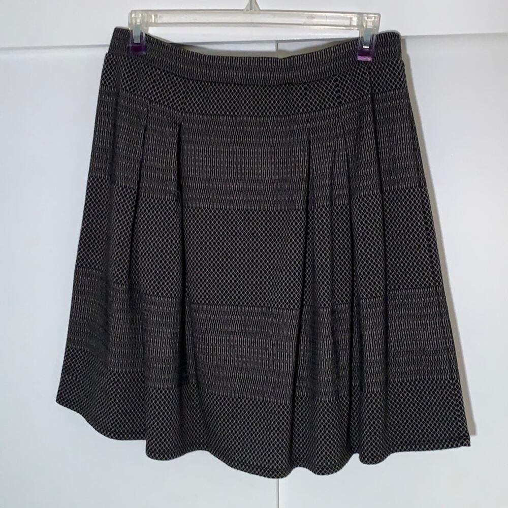 Gray & black‎ skirt with geometric patterns